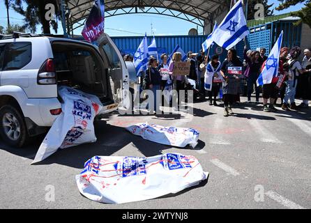 Jerusalem, Israel. März 2024. Israelische Rechtsaktivisten protestieren am Mittwoch, den 20. März 2024, hinter Leichensäcken am Eingang zum UNRWA, Hilfswerk der Vereinten Nationen für Palästinaflüchtlinge, Hauptquartier in Jerusalem. Die Demonstranten forderten die Entfernung des UNRWA aus Jerusalem, da mehrere ihrer Arbeiter am Massaker der Hamas und an der Entführung von Israelis am 7. Oktober entlang der Grenze zu Gaza beteiligt waren. Foto: Debbie Hill/ Credit: UPI/Alamy Live News Stockfoto