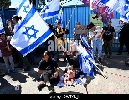 Jerusalem, Israel. März 2024. Israelische Rechtsaktivisten nehmen am Mittwoch, den 20. März 2024, an einem Protest Teil, der den Zugang zum UNRWA, dem Hilfswerk der Vereinten Nationen für Palästinaflüchtlinge, in Jerusalem blockiert. Die Demonstranten forderten die Entfernung des UNRWA aus Jerusalem, da mehrere ihrer Arbeiter am Massaker der Hamas und an der Entführung von Israelis am 7. Oktober entlang der Grenze zu Gaza beteiligt waren. Foto: Debbie Hill/ Credit: UPI/Alamy Live News Stockfoto