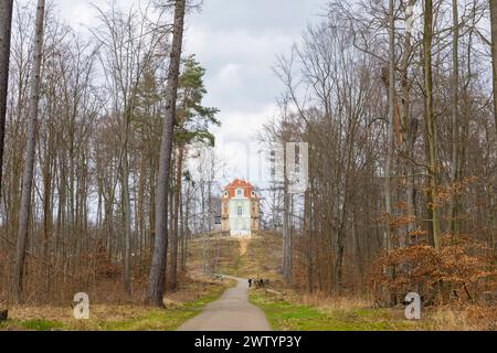 Hellhaus das Hellhaus war 1787 auf einem Hügel für den Kurfürsten Friedrich August III., errichtet. Früher diente das Hellhaus als königlicher Jagdpavillon zur Parforcejagd, in welchem das Frühstück nach den Jagden eingenommen wurde. Das Belvedere ist ein spätbarocker Bau, der als zentraler Mittelpunkt in einer strahlenförmigen Schneisenanlage nordöstlich von Schloss Moritzburg im Forst entstand. Seit 2020 wird das Hellhaus rekonstruiert, der nicht mehr vorhandene Dachstuhl wurde vollständig neu aufgebaut. Das Dach entstand nach historischem Vorbild. Die Außenfassade war in Richtung Schloß Stockfoto