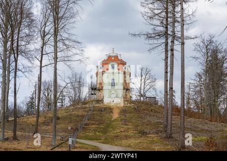 Hellhaus das Hellhaus war 1787 auf einem Hügel für den Kurfürsten Friedrich August III., errichtet. Früher diente das Hellhaus als königlicher Jagdpavillon zur Parforcejagd, in welchem das Frühstück nach den Jagden eingenommen wurde. Das Belvedere ist ein spätbarocker Bau, der als zentraler Mittelpunkt in einer strahlenförmigen Schneisenanlage nordöstlich von Schloss Moritzburg im Forst entstand. Seit 2020 wird das Hellhaus rekonstruiert, der nicht mehr vorhandene Dachstuhl wurde vollständig neu aufgebaut. Das Dach entstand nach historischem Vorbild. Die Außenfassade war in Richtung Schloß Stockfoto