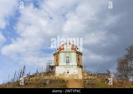 Hellhaus das Hellhaus war 1787 auf einem Hügel für den Kurfürsten Friedrich August III., errichtet. Früher diente das Hellhaus als königlicher Jagdpavillon zur Parforcejagd, in welchem das Frühstück nach den Jagden eingenommen wurde. Das Belvedere ist ein spätbarocker Bau, der als zentraler Mittelpunkt in einer strahlenförmigen Schneisenanlage nordöstlich von Schloss Moritzburg im Forst entstand. Seit 2020 wird das Hellhaus rekonstruiert, der nicht mehr vorhandene Dachstuhl wurde vollständig neu aufgebaut. Das Dach entstand nach historischem Vorbild. Die Außenfassade war in Richtung Schloß Stockfoto