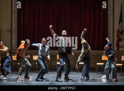 Sadlers Wells Theatre, London, Großbritannien. März 2024. Fotoruf für die Sektion von Kidd Pivot's Assembly Hall von Crystal Pite und Jonathon Young im Sadler's Wells Theatre. Eine Gruppe von mittelalterlichen Wiederinszenierungen hat sich zu einer jährlichen Generalversammlung in ihrem Gemeindehaus zusammengefunden. "Quest fest" ist in harte Zeiten gefallen: Die Mitgliedschaft schwindet, die Schulden steigen und die Halle bricht zusammen. Der Verwaltungsrat muss handeln. Im Laufe des Treffens beginnt die Grenze zwischen realer und reinszenierter Darstellung zu verwischen, und es wird offensichtlich, dass hier etwas mehr auf dem Spiel steht als ein nachgeahmtes Mittelalter Stockfoto