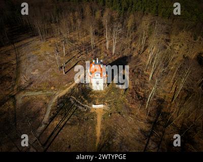 Hellhaus das Hellhaus war 1787 auf einem Hügel für den Kurfürsten Friedrich August III., errichtet. Früher diente das Hellhaus als königlicher Jagdpavillon zur Parforcejagd, in welchem das Frühstück nach den Jagden eingenommen wurde. Das Belvedere ist ein spätbarocker Bau, der als zentraler Mittelpunkt in einer strahlenförmigen Schneisenanlage nordöstlich von Schloss Moritzburg im Forst entstand. Seit 2020 wird das Hellhaus rekonstruiert, der nicht mehr vorhandene Dachstuhl wurde vollständig neu aufgebaut. Das Dach entstand nach historischem Vorbild. Die Außenfassade war in Richtung Schloß Stockfoto