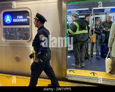 NYPD Offizier auf der Jay Street-Borough Hall Station in Brooklyn, New York am Samstag, den 16. März 2024. (© Frances M. Roberts) Stockfoto