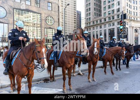 Die Chicagoer Polizeibehörde hat bei einer großen Veranstaltung in der Innenstadt von Chicago, Illinois, Patrouille eingesetzt Stockfoto