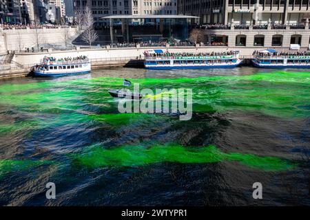 Menschenmassen beobachten, wie der Chicago River während der jährlichen Feierlichkeiten zum St. Patrick's Day grün gefärbt wird Stockfoto