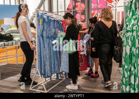 Hunderte von Kunden mochten den Schuppen in Hudson Yards für das zweitägige Pop-up der Diane von Furstenberg for Target-Kollektion am Freitag, den 15. März 2024. Die Vorschauveranstaltung ermöglichte es Kunden, bis zu zehn Artikel aus der Kollektion zu kaufen, die nächste Woche am 23. März in Target Stores erhältlich sein werden. (© Richard B. Levine) Stockfoto