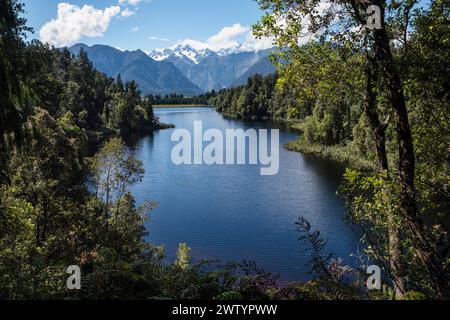 Bekannt als der „Blick auf die Aussicht“ - Lake Matheson und Blick auf Mt Tasman im Aoraki/Mt Cook National Park, Fox Glacier, South Island, Neuseeland Stockfoto