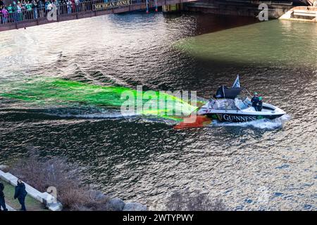 Der Chicago River wird für die jährliche Feier des St. Patrick's Day grün gefärbt Stockfoto