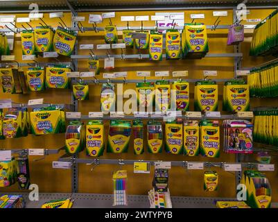 Crayola Buntstifte werden am Dienstag, den 19. März 2024, in einem Geschäft in New York gesehen. Crayola ist eine hundertprozentige Tochtergesellschaft von Hallmark Cards. (© Richard B. Levine) Stockfoto