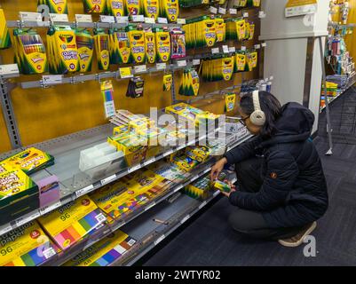 Crayola Buntstifte werden am Dienstag, den 19. März 2024, in einem Geschäft in New York gesehen. Crayola ist eine hundertprozentige Tochtergesellschaft von Hallmark Cards. (© Richard B. Levine) Stockfoto