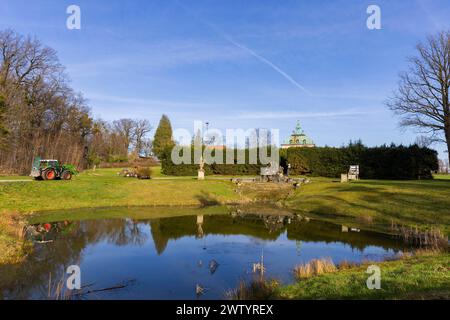 Parkanlagen am Fasanenschlösschen das Fasanenschlösschen ist eine Schlossanlage in der Gemeinde Moritzburg bei Dresden, die im Auftrag des Fürstenhauses Wettin errichtet wurde. Es befindet sich in der 1728 angelegten Fasanerie des Schlossparks von Moritzburg und ist nach der dort betriebenen Fasanenzucht benannt. Prunkvasen und eine Barocke Brunnenanlage im Park. Moritzburg Sachsen Deutschland *** Parkanlagen am Fasanenschlösschen das Fasanenschlösschen ist eine Burganlage in der Gemeinde Moritzburg bei Dresden, die im Auftrag des Fürstentums Wettin erbaut wurde Stockfoto