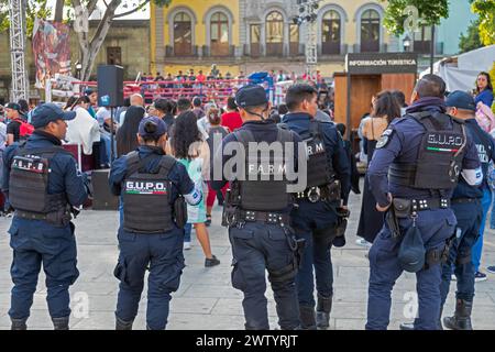 Oaxaca, Mexiko - Polizeibeamte beobachten vor einem Boxkampf im Zocalo. Stockfoto