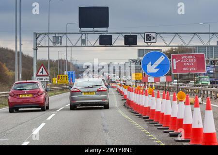 Bristol, England, Vereinigtes Königreich - 29. November 2023: Verkehr durch Straßenbauarbeiten an der Autobahn M4 bei Bristol Stockfoto