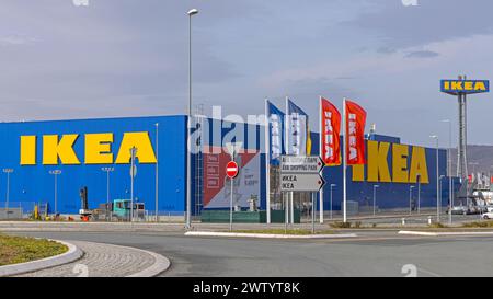 Belgrad, Serbien - 10. Februar 2024: Farbflaggen vor dem Ikea Scandinavian Furniture Shop. Stockfoto