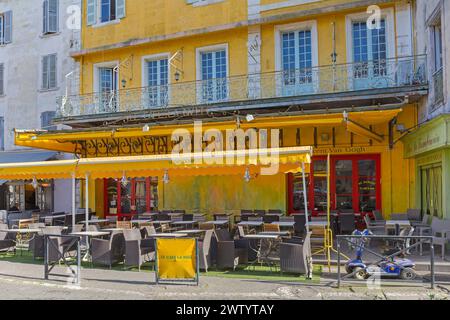 Arles, Frankreich - 29. Januar 2016: Berühmtes Yellow Coffee Shop Le Cafe La Nuit Vincent Van Gogh am Place du Forum in der Altstadt. Stockfoto