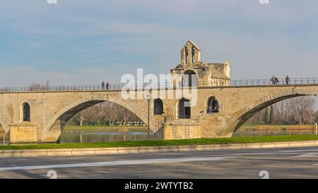 Avignon, Frankreich - 30. Januar 2016: Mittelalterliche Kapelle St. Nikolaus an der historischen Wahrzeichen Brücke Benezet über die Rhone Winter Day. Stockfoto