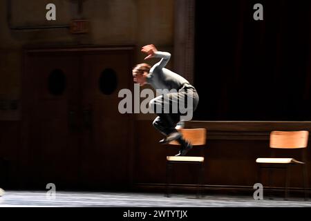 20. März 2024 Crystal Pike & Jonathon Pike/ Kidd Pivot Assembly Hall, gespielt von den Tänzern der Company im Sadlers Wells London UK Credit: Leo Mason ALAMY Live News Stockfoto