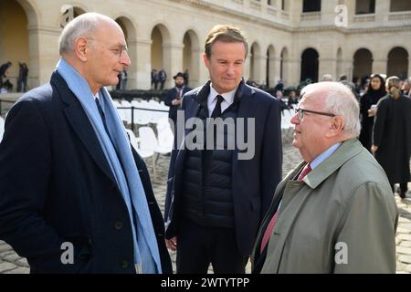 Paris, Frankreich. März 2024. Didier Miguaud, Nicolas Dupont Aignan und Jacques Myard während einer Zeremonie zur nationalen Hommage an den französischen Politiker und Admiral Philippe de Gaulle, den Sohn von Charles de Gaulle, mit seinem Porträt an einer Fassade, am 20. März 2024 im Hotel des Invalides in Paris. Foto: Jacques Witt/Pool/ABACAPRESS.COM Credit: Abaca Press/Alamy Live News Stockfoto