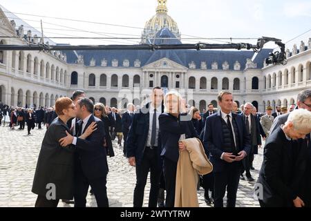 Paris, Frankreich. März 2024. Marine Le Pen und Nicolas Dupont Aignan während einer Zeremonie zur nationalen Hommage an den französischen Politiker und Admiral Philippe de Gaulle, den Sohn von Charles de Gaulle, mit seinem Porträt an einer Fassade im Hotel des Invalides in Paris am 20. März 2024. Foto: Jacques Witt/Pool/ABACAPRESS.COM Credit: Abaca Press/Alamy Live News Stockfoto