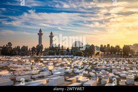 Das Mausoleum von Habib Bourguiba mit seinen Zwillingsminaretten über dem Monastir Friedhof in Monastir, Tunesien Stockfoto