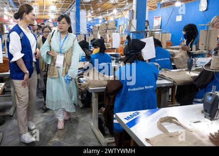 Basar in Bangladesch. März 2024. Kronprinzessin Victoria besuchte mit einer Delegation eine Fabrik, die Jutesäcke im Flüchtlingslager Cox's Bazar in Bangladesch herstellt. März 2024. Die Kronprinzessin ist als Botschafterin des Entwicklungsprogramms der Vereinten Nationen (UNDP) in Bangladesch. Foto: Henrik Montgomery/TT/Code 10060 Credit: TT News Agency/Alamy Live News Stockfoto