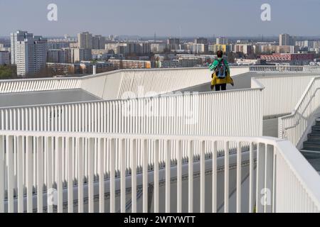 Die Aussichtsplattform Wolkenhain auf dem Kienberg in Berlin-Marzahn ermöglicht einen weiten Blick über Berlin. *** Die Aussichtsplattform Wolkenhain am Kienberg in Berlin Marzahn bietet einen weiten Blick über Berlin Stockfoto