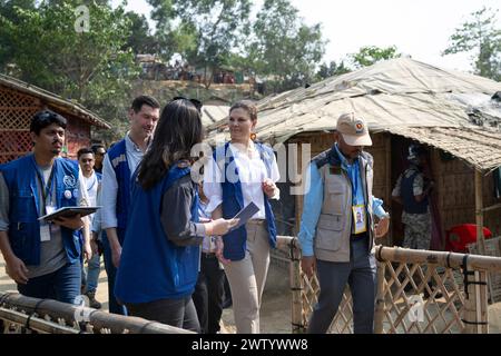 Basar in Bangladesch. März 2024. COX's BAZAR 20240320Kronprinzessin Victoria besuchte mit einer Delegation das Flüchtlingslager Cox's Bazar. Der Delegation gehört der schwedische Minister für Hilfe und Außenhandel, Johan Forssell, an. Die Kronprinzessin ist als Botschafterin des Entwicklungsprogramms der Vereinten Nationen (UNDP) in Bangladesch. Foto: Henrik Montgomery/TT/Code 10060 Credit: TT News Agency/Alamy Live News Stockfoto