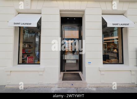 SAINT LAURENT HAT EINEN BUCHLADEN IN PARIS ERÖFFNET Stockfoto