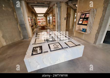 SAINT LAURENT HAT EINEN BUCHLADEN IN PARIS ERÖFFNET Stockfoto