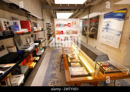 SAINT LAURENT HAT EINEN BUCHLADEN IN PARIS ERÖFFNET Stockfoto