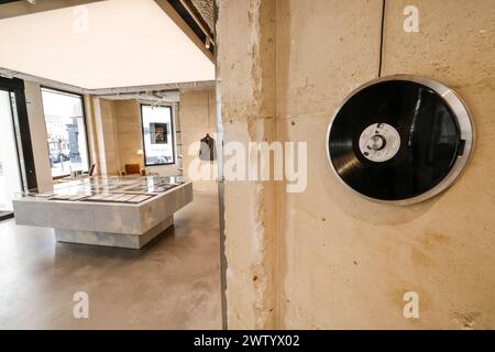 SAINT LAURENT HAT EINEN BUCHLADEN IN PARIS ERÖFFNET Stockfoto