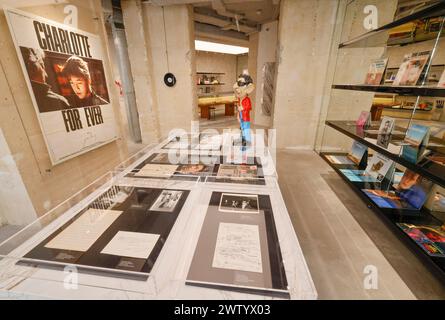 SAINT LAURENT HAT EINEN BUCHLADEN IN PARIS ERÖFFNET Stockfoto