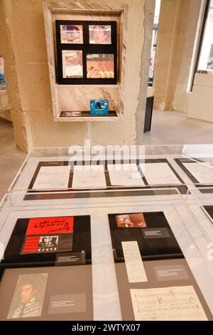 SAINT LAURENT HAT EINEN BUCHLADEN IN PARIS ERÖFFNET Stockfoto