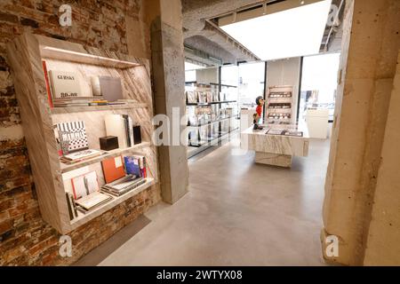 SAINT LAURENT HAT EINEN BUCHLADEN IN PARIS ERÖFFNET Stockfoto