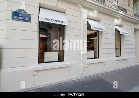 SAINT LAURENT HAT EINEN BUCHLADEN IN PARIS ERÖFFNET Stockfoto