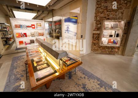 SAINT LAURENT HAT EINEN BUCHLADEN IN PARIS ERÖFFNET Stockfoto