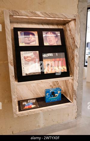 SAINT LAURENT HAT EINEN BUCHLADEN IN PARIS ERÖFFNET Stockfoto