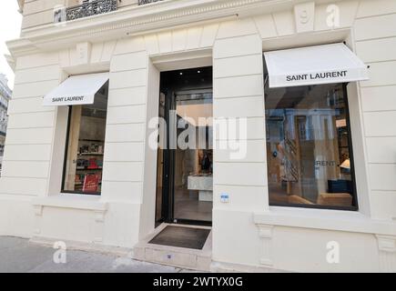 SAINT LAURENT HAT EINEN BUCHLADEN IN PARIS ERÖFFNET Stockfoto