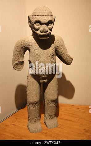 Präkolumbische Steinskulptur einer männlichen Figur mit einer ausgeklügelten Katzenmaske und gründlich tätowiertem Körper. Ca. 800-1550 n. Chr. Costa Rica. Stockfoto