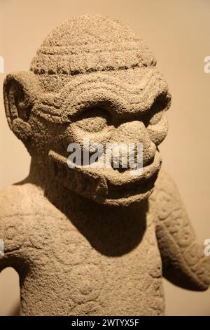 Präkolumbische Steinskulptur einer männlichen Figur mit einer ausgeklügelten Katzenmaske und gründlich tätowiertem Körper. Ca. 800-1550 n. Chr. Costa Rica. Stockfoto