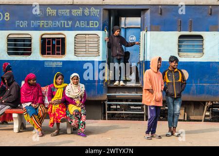 Eine Kutsche für behinderte Reisende/unterschiedlich behinderte Reisende an einem Bahnhof in Indien Stockfoto