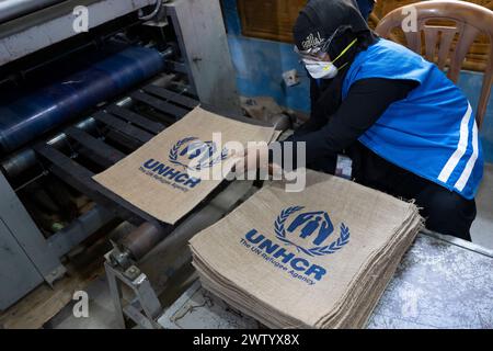 Basar in Bangladesch. März 2024. Kronprinzessin Victoria besuchte mit einer Delegation eine Fabrik, die Jutesäcke im Flüchtlingslager Cox's Bazar in Bangladesch herstellt. März 2024. Die Kronprinzessin ist als Botschafterin des Entwicklungsprogramms der Vereinten Nationen (UNDP) in Bangladesch. Foto: Henrik Montgomery/TT/Code 10060 Credit: TT News Agency/Alamy Live News Stockfoto