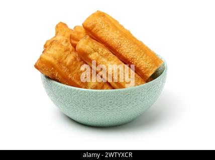 Chinesische Fritter auf weißem Hintergrund Stockfoto