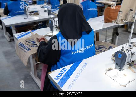 Basar in Bangladesch. März 2024. Kronprinzessin Victoria besuchte mit einer Delegation eine Fabrik, die Jutesäcke im Flüchtlingslager Cox's Bazar in Bangladesch herstellt. März 2024. Die Kronprinzessin ist als Botschafterin des Entwicklungsprogramms der Vereinten Nationen (UNDP) in Bangladesch. Foto: Henrik Montgomery/TT/Code 10060 Credit: TT News Agency/Alamy Live News Stockfoto