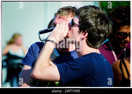 NOEL GALLAGHER, CARLING BEER, BACKSTAGE, READING FESTIVAL, 2001: Noel Gallagher of Oasis trinkt ein Carling Black Label Bier im Backstage beim Reading Festival, Reading, England am 25. August 2001. Die Band war gerade mit ihrem vierten Studioalbum Standing on the Shoulder of Giants auf Tournee gegangen. Stockfoto