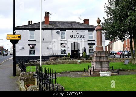 In Großbritannien: Standish Pillar war Memorial und Globe Pub Stockfoto