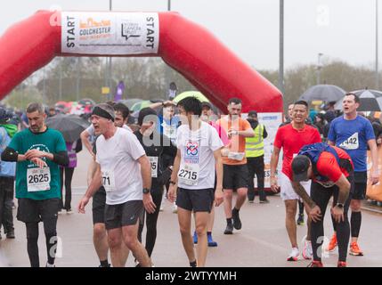 Läufer nach Abschluss des Halbmarathons in Colchester 2024. Der Lauf dient der Unterstützung des Robin Cancer Trust. Stockfoto