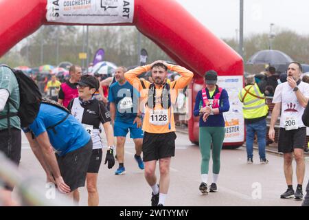 Läufer nach Abschluss des Halbmarathons in Colchester 2024. Der Lauf dient der Unterstützung des Robin Cancer Trust. Stockfoto