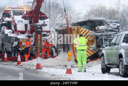 12/10 HEUTE FOTO ...wird Ein Streuwagen des Hampshire County Council mit einem Kran nach rechts gebracht, nachdem er abgestürzt und auf dem Eis auf der A3 in BU umgekippt wurde Stockfoto